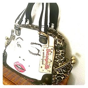 #Betsyville handbag...Make an offer🙌🏿💞🎁😘👌☀️